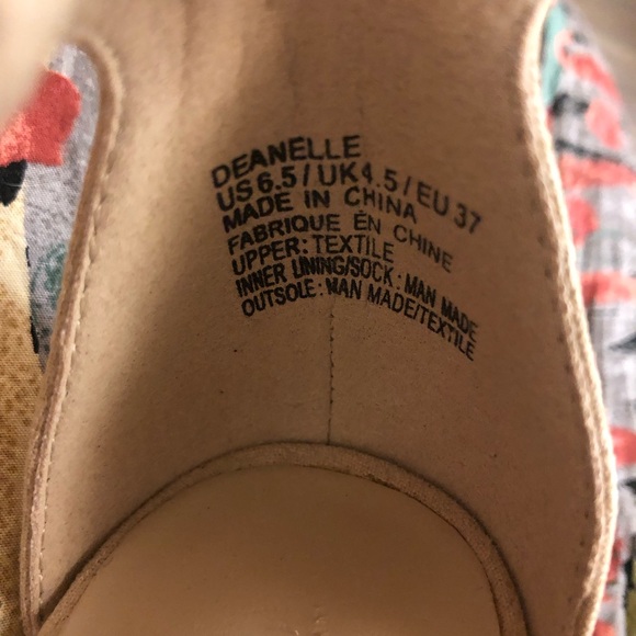 Shoedazzle Deanelle Cream Floral Embroidered Heels - Picture 4 of 5